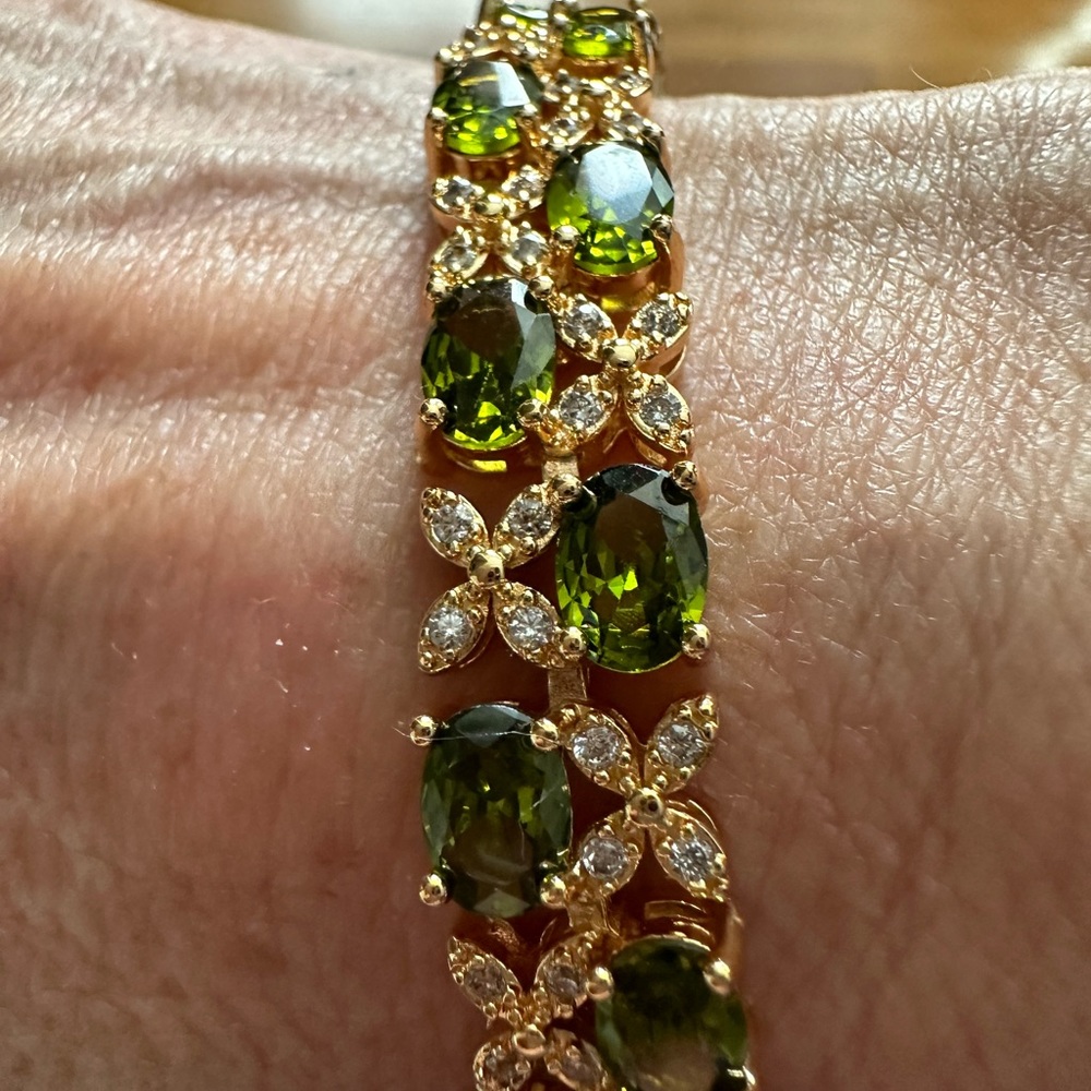 Green and white stone bracelet